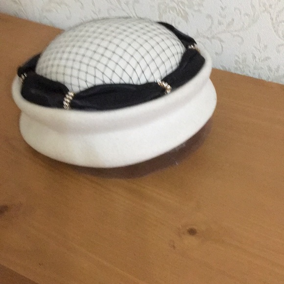 Wool hat  with bow and stone decoration - Picture 3 of 6